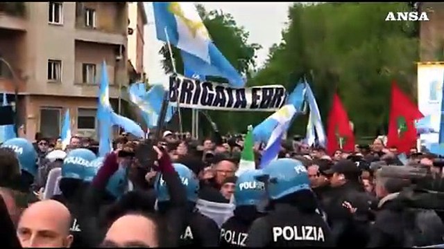 25 Aprile, Brigata ebraica tira bombe carta contro presidio pro-Palestina