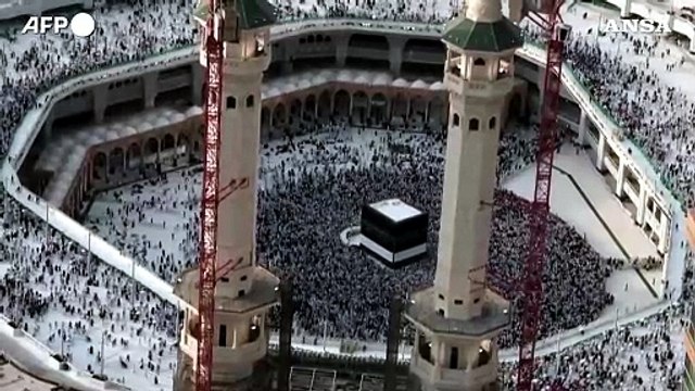 La Mecca, i pellegrini musulmani eseguono il Tawaf nella Grande Moschea