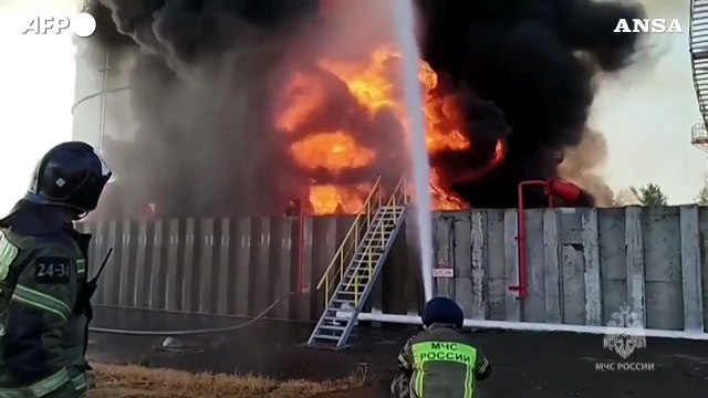Russia, a fuoco una raffineria di petrolio ad Azov dopo un attacco di droni
