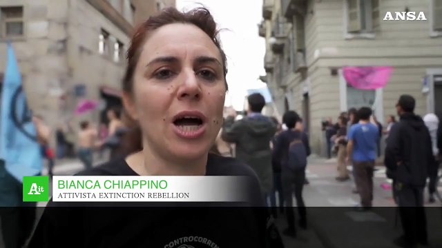 G7, Venaria: protesta a torso nudo degli attivisti di Extinction Rebellion