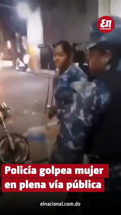 Captan en video el brutal maltrato de agentes uniformados a mujer