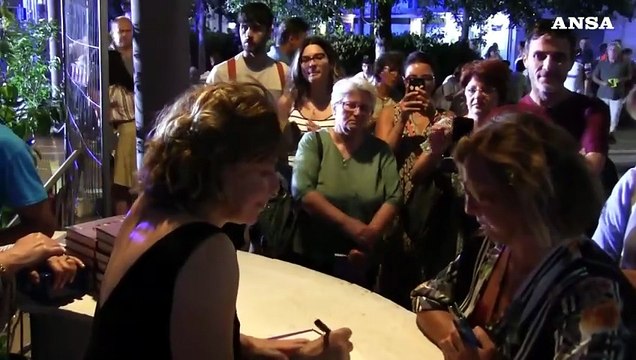 Sabina Guzzanti: La politica non si occupa mai delle cose importanti