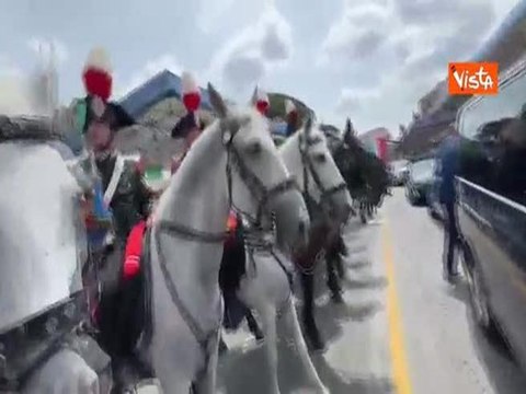 “Grande Giorgia”, il saluto delle persone mentre Meloni va via dai Fori Imperiali