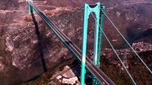 Самый высокий мост Китая привлекает миллионы туристов