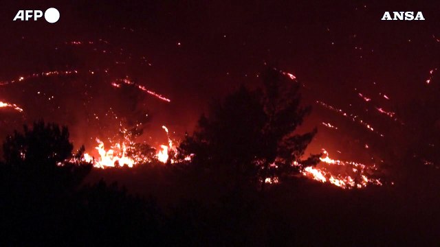 La Grecia brucia, il fuoco avanza da Rodi a Corfu'