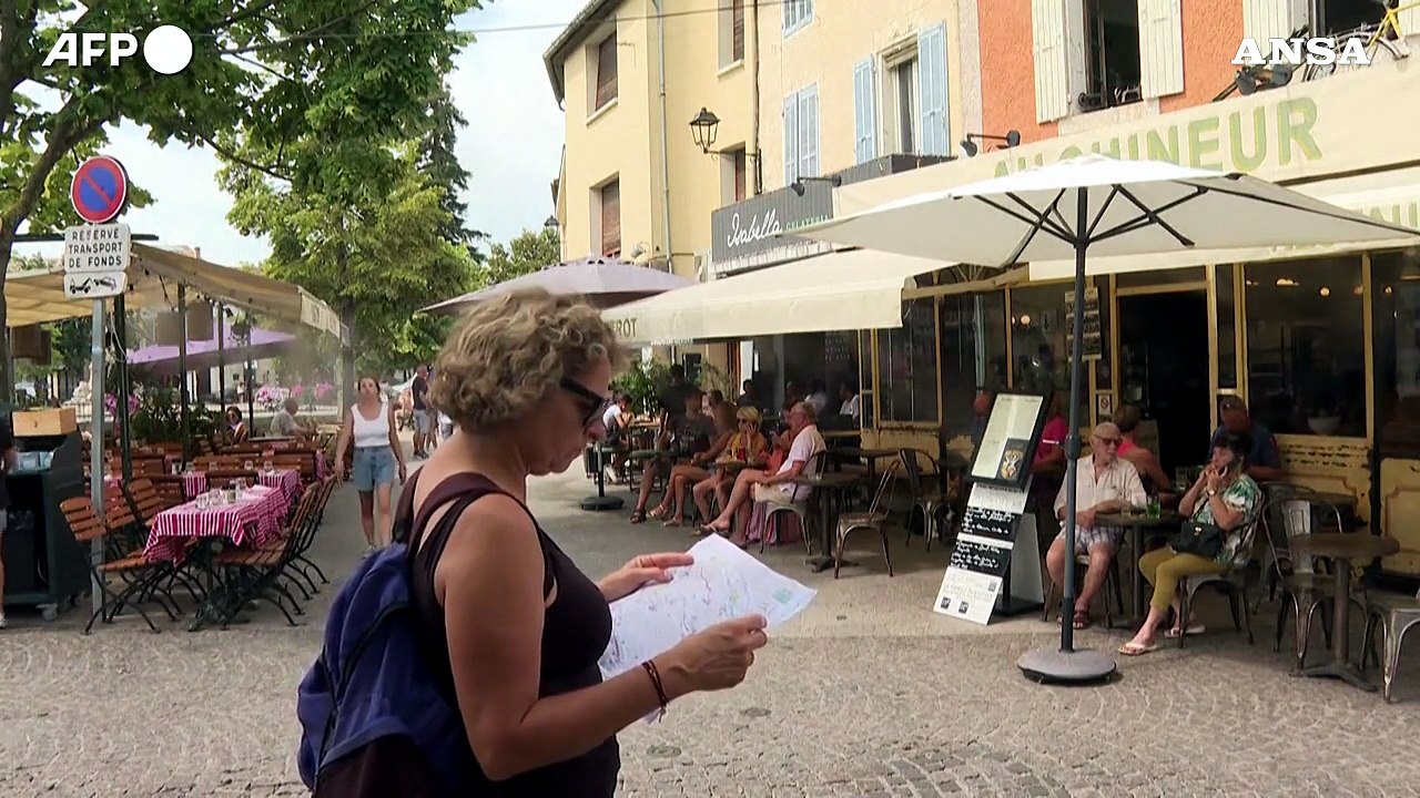 Caldo in Francia, Provenza: chi puo' si rinfresca nei bar