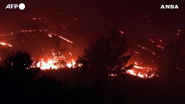 Rodi avvolta dalle fiamme, dichiarato lo stato d'emergenza
