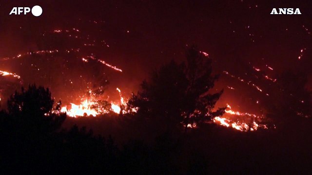 Fiamme fuori controllo a Rodi, turisti in fuga