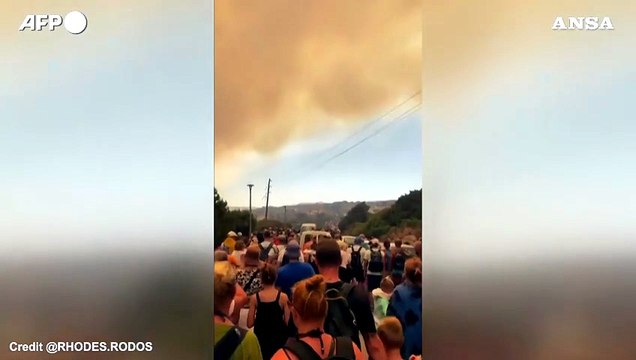 Grecia, fiamme ancora fuori controllo sull'isola di Rodi
