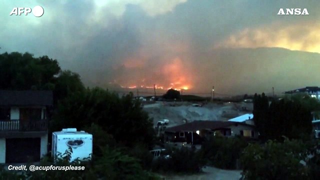 Incendi in Canada, fiamme e fumo avvolgono le colline nella Columbia Britannica