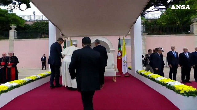 Il Papa a Lisbona per la Gmg, accolto dal presidente portoghese Rebelo de Sousa