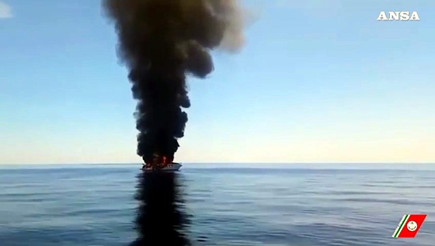 Imbarcazione in fiamme affonda a Livorno, occupanti salvi su zattera