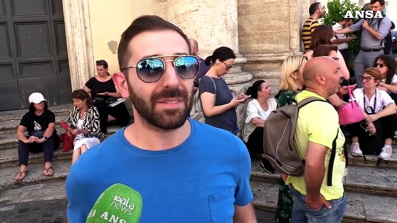 In molti fuori dalla chiesa degli Artisti per l'ultimo saluto a Michela Murgia,: "Ci ha lasciato in eredita' la lotta e l'amore"