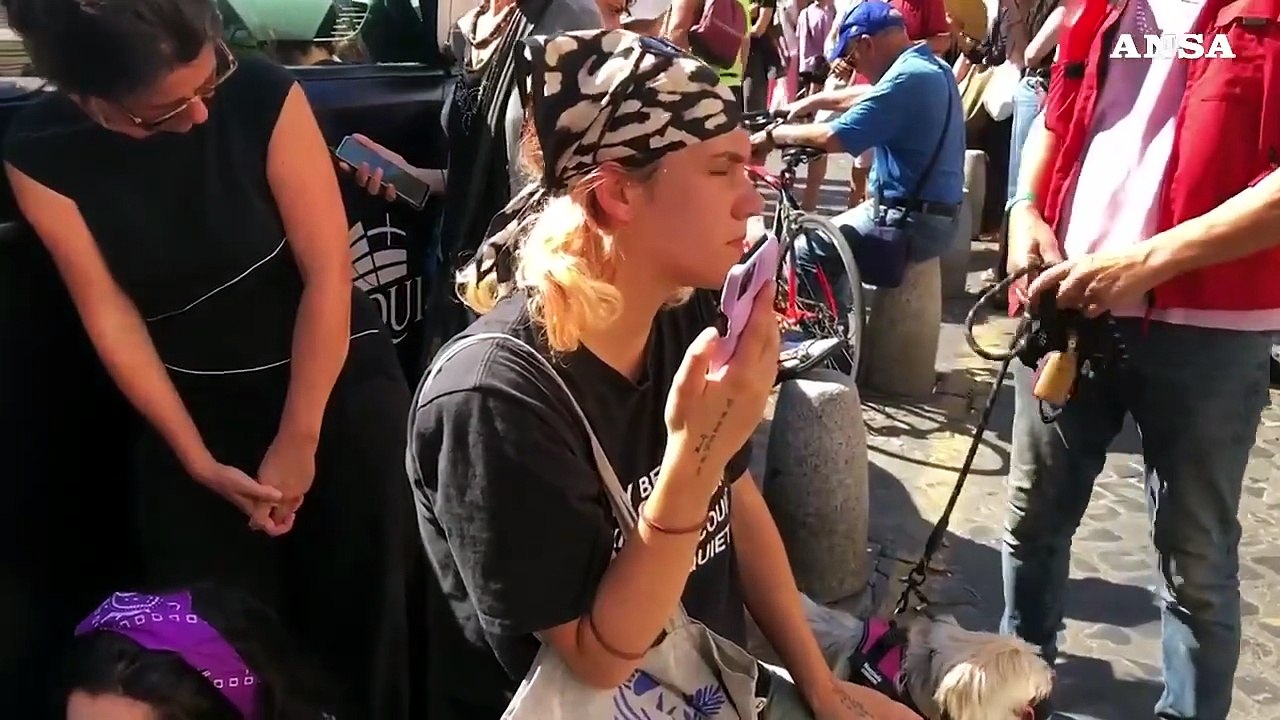 Michela Murgia, fuori dalla chiesa si segue il funerale con il cellulare in silenzio