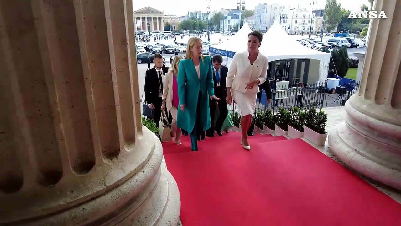 Meloni a Budapest, l'abbraccio con l'alleato Viktor Orban