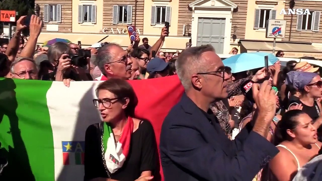 Michela Murgia, i presenti intonano 'Bella Ciao' fuori la chiesa