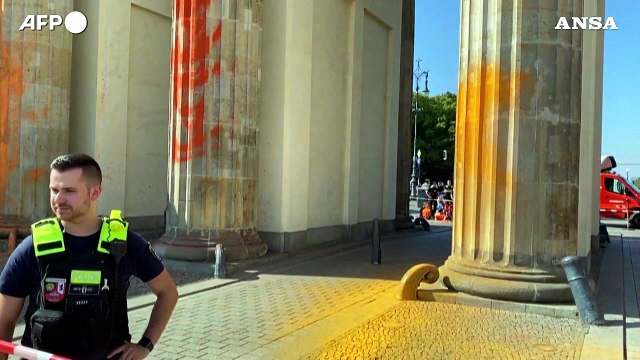 Clima: Berlino, attivisti spruzzano vernice sulla Porta di Brandeburgo
