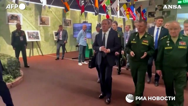 Russia, Medvedev visita l'esposizione delle armi Nato sottratte all'Ucraina