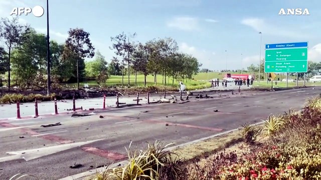 Malesia, piccolo aereo si schianta su una strada in Selangor: 10 morti