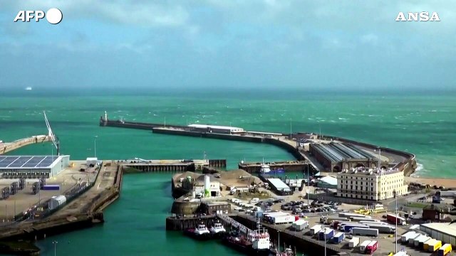 Barcone con a bordo dei migranti si rovescia nella Manica, almeno sei morti