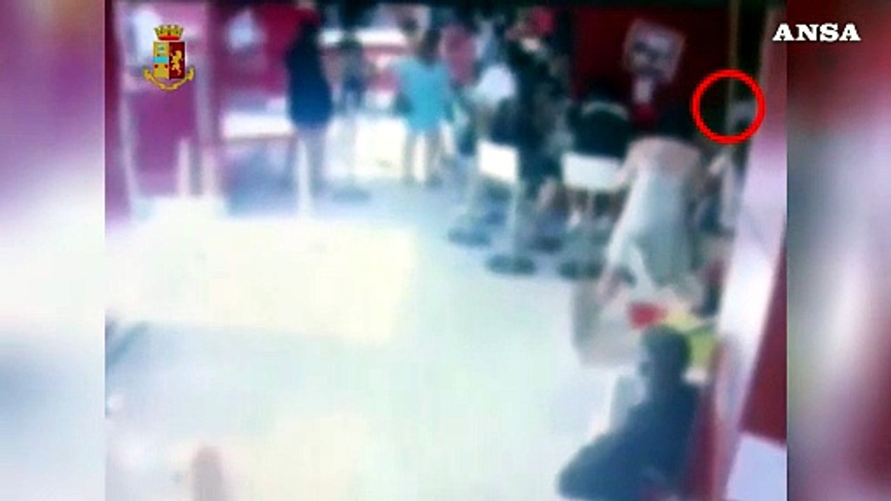 Borseggiano turisti in centro a Milano, la polizia li arresta