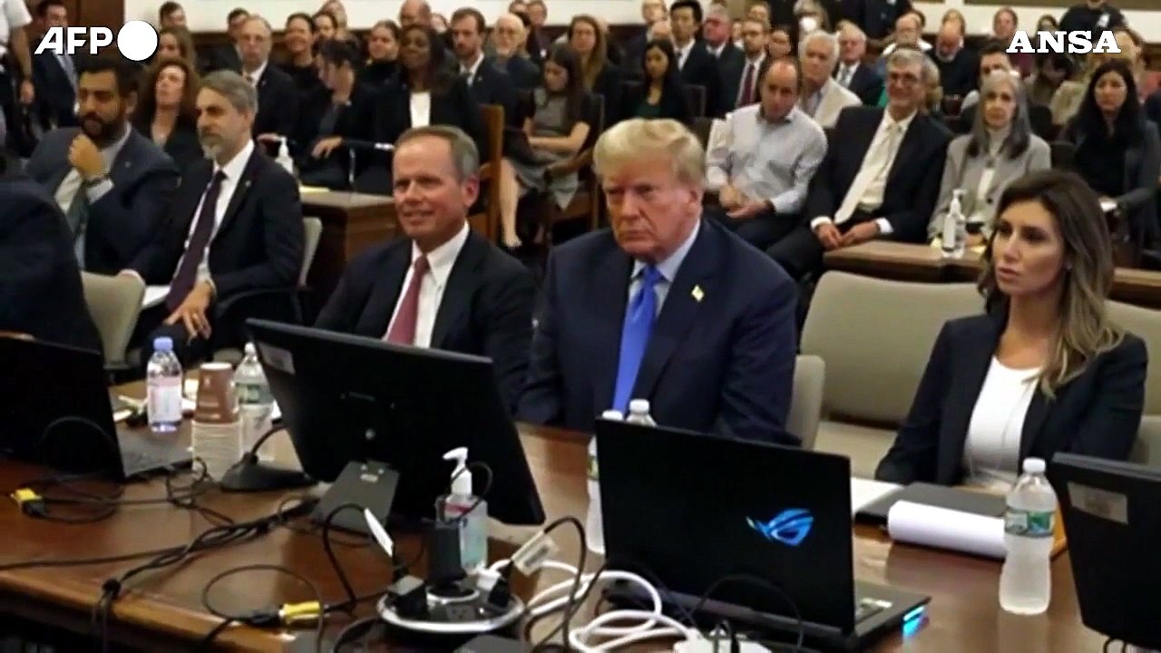 New York, le immagini di Trump sul banco della difesa al processo civile