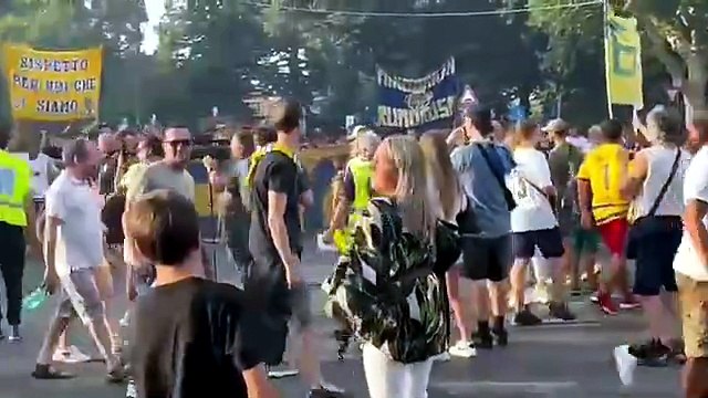 Un corteo di tifosi accompagna il Parma alla sfida con il Cittadella. Con tanti cori contro la Reggiana