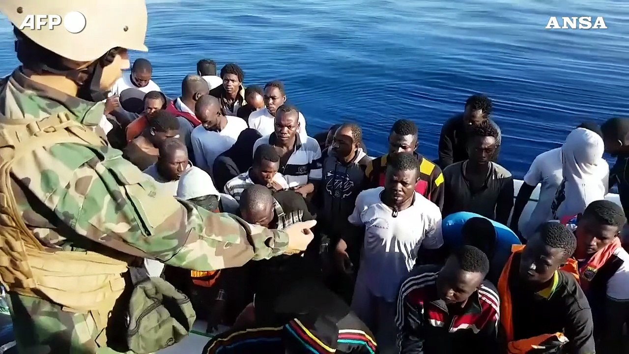 Boom di sbarchi di migranti in Italia, una gran...