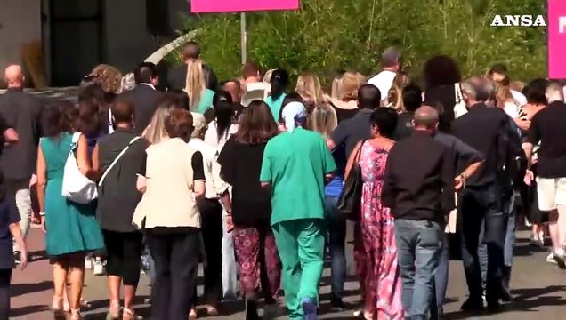 Rossella Nappini, l'arrivo del feretro al San Filippo Neri tra gli applausi dei presenti