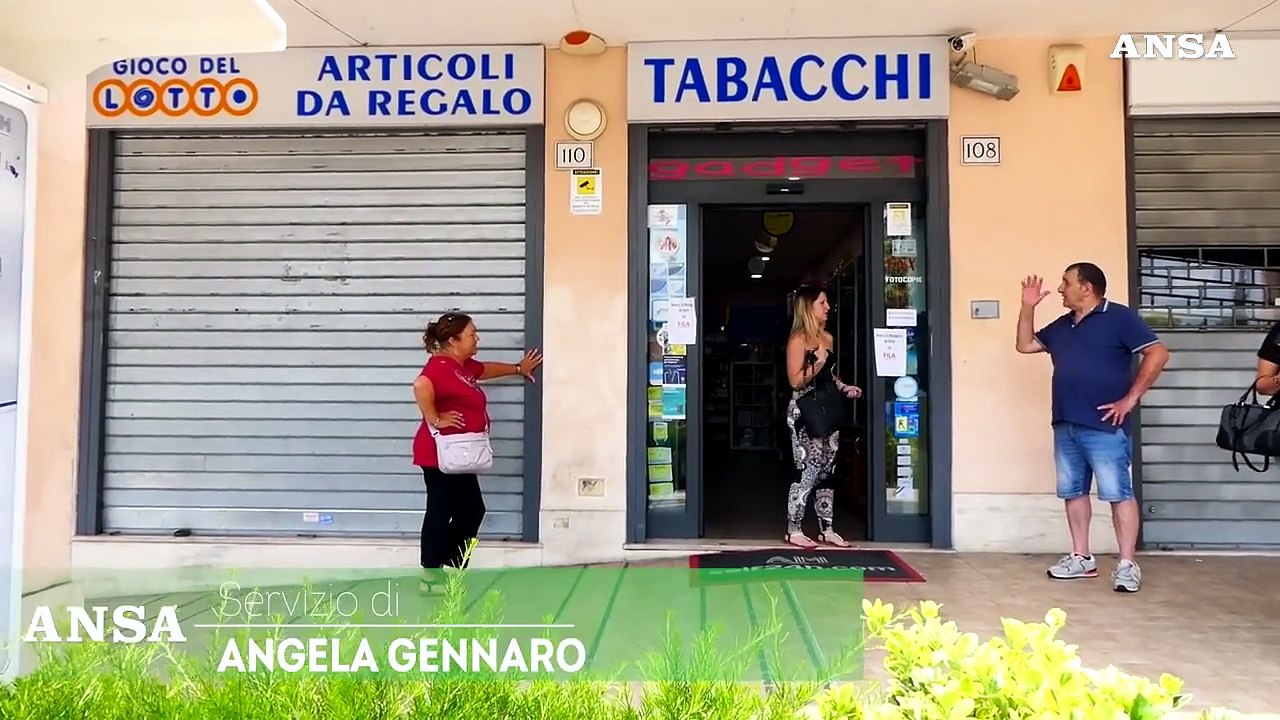 Roma, tabaccaio reagisce a una rapina e spara ma il colpo riesce