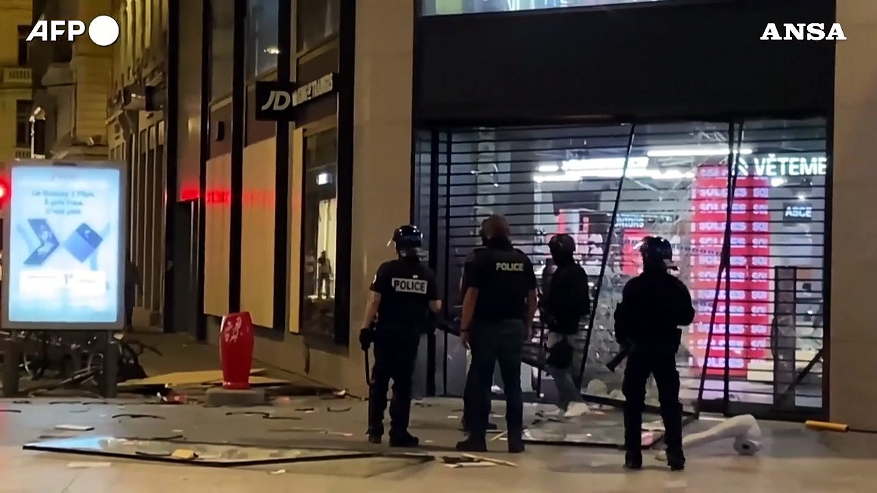 Francia in rivolta, vandalizzati e saccheggiati negozi a Lione