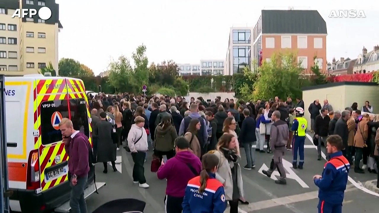 Francia, allerta bomba: evacuata scuola del professore ucciso ad Arras