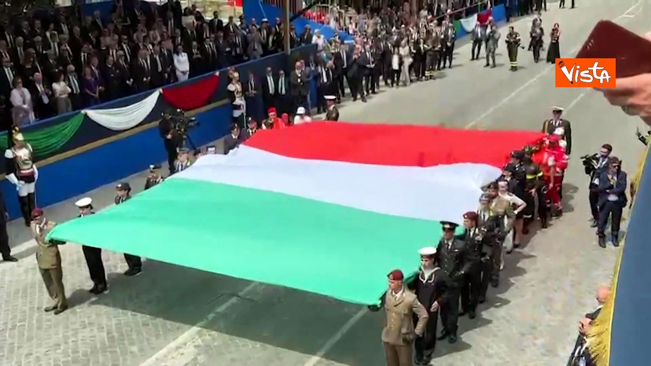 Un gigantesco tricolore portato da tutti i reparti per chiudere la Parata del 2 Giugno