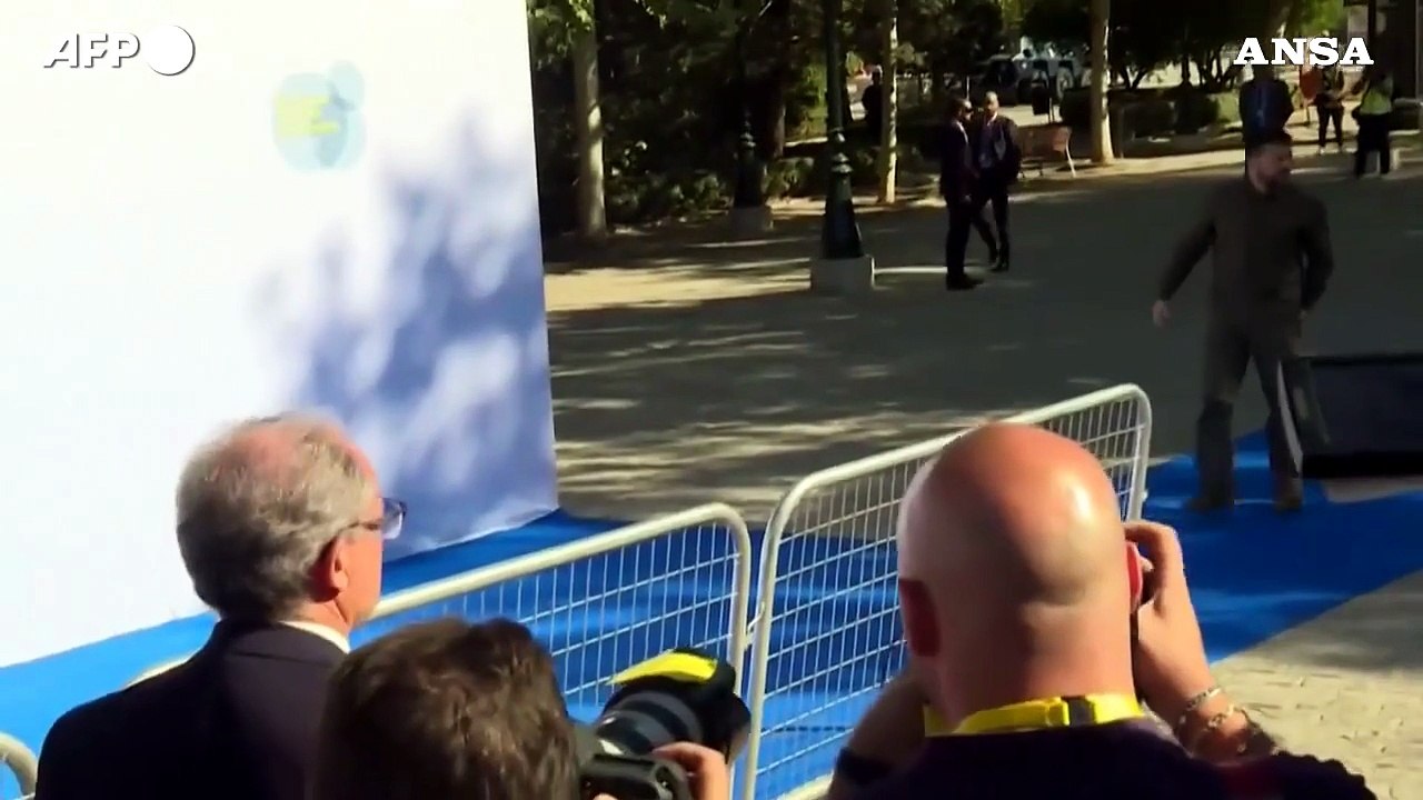 Lo spettro di Trump a Granada, Zelensky incalza l'Ue