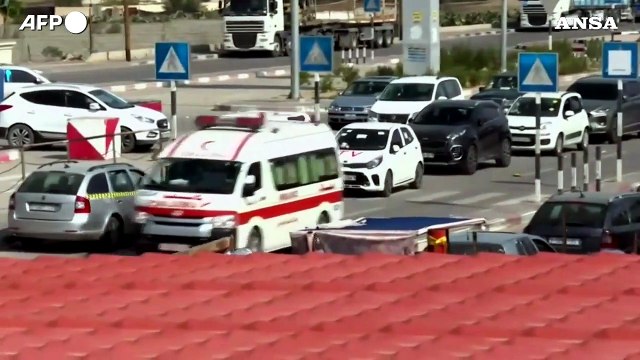 Gaza, ambulanze trasportano feriti in Egitto attraverso il valico di Rafah