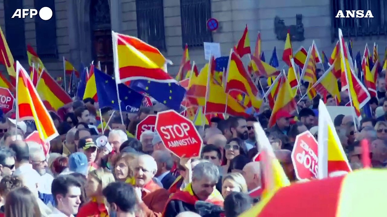 Spagna, a Barcellona in piazza contro l'amnistia ai separatisti catalani