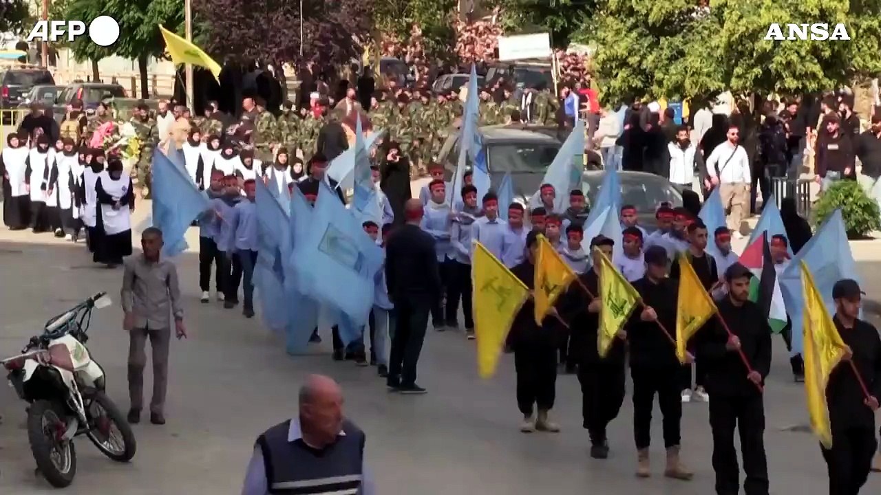 Libano, corteo funebre di Hezbollah per i combattenti uccisi da Israele