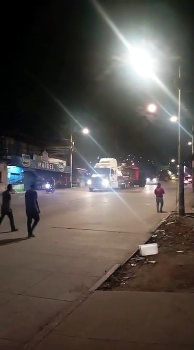 Con la cabina deshecha quedó la volqueta tras el fuerte accidente en Villa Nueva