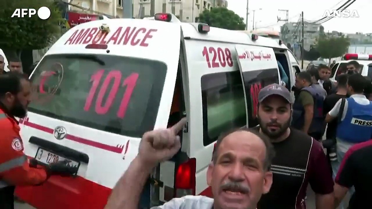 Soccorritori scavano tra le macerie di un edificio colpito da un attacco israeliano a Rafah
