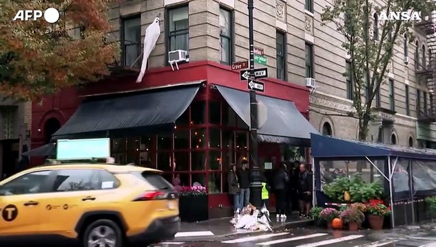 Fan a lutto per Matthew Perry, fiori e bigliettini davanti alla casa di Friends