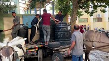Gaza, carretti in fila per la raccolta dell'acqua