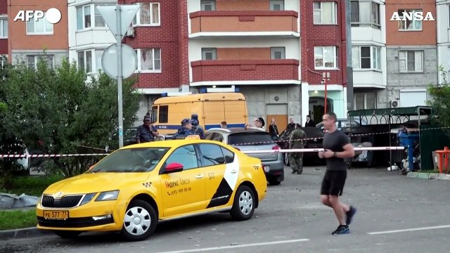 Russia, finestre e auto danneggiate dopo l'abbattimento di un drone ucraino