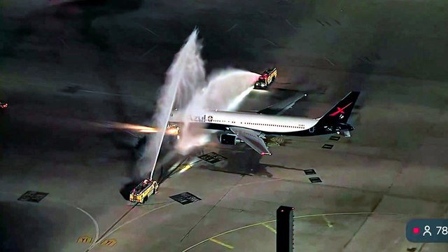 El avión de la Selección Brasileña recibiendo el bautizo antes de despegar rumbo a la Copa del Mundo