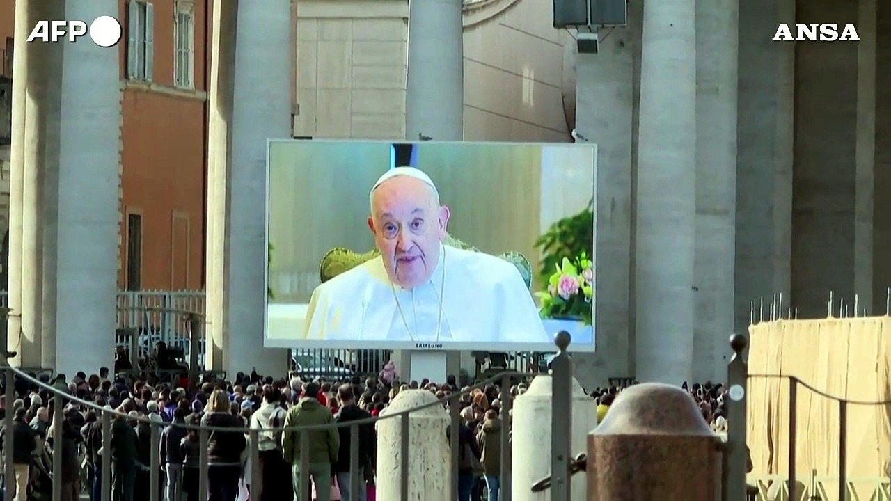 Papa, in 12 mila in Piazza San Pietro per l'Ang...