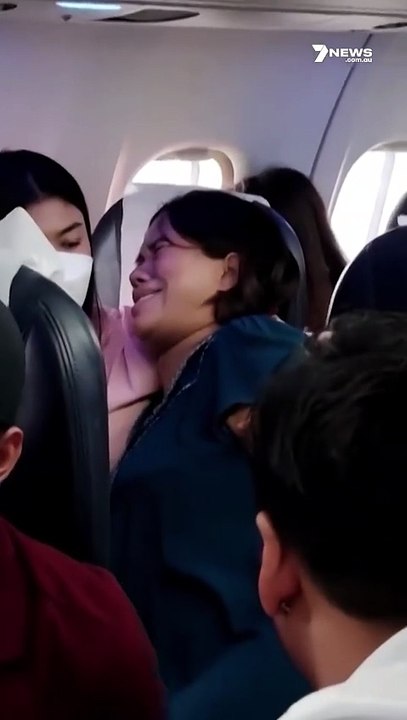 Donna partorisce in volo. I  passeggeri aiutano la donna a far nascere la bambina - Video