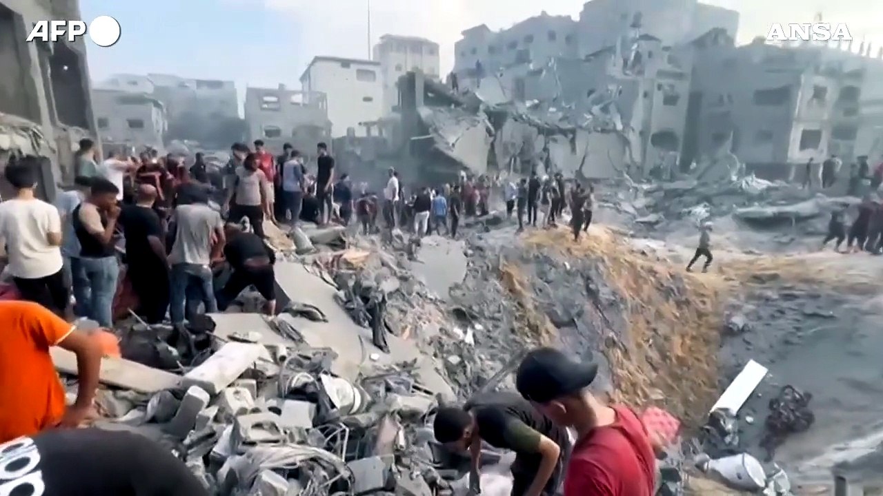 Bombe sui campi profughi a Gaza, "decine di morti"