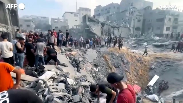 Bombe sui campi profughi a Gaza, decine di morti