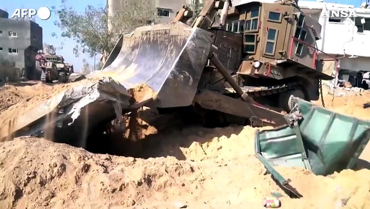 Gaza, l'esercito israeliano demolisce e fa saltare in aria i tunnel di Hamas