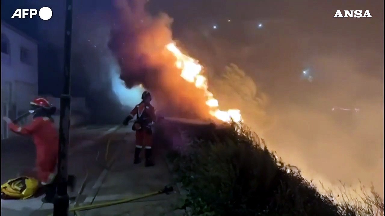 Spagna, vigili del fuoco al lavoro su un vasto incendio nella regione di Valencia