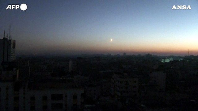 Razzi colpiscono la citta' di Gaza, colonne di fumo si alzano dagli edifici
